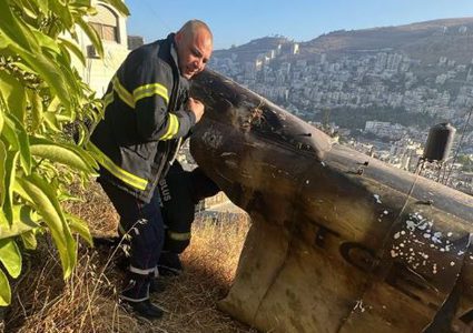 طواقم بلدية نابلس تزيل بقايا صاروخ سقط في شارع حلاوة دون أضرار
