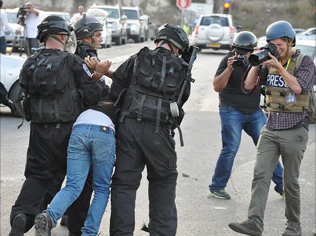الاحتلال يعتدي على شاب ويعتقله عند مدخل عناتا