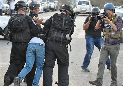 الاحتلال يعتدي على شاب ويعتقله عند مدخل عناتا