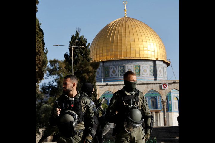 الاحتلال يواصل قمعه في القدس ويغلق المقدسات ويُصعّد القيود والحصار