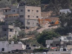 جرافات الاحتلال تنفذ عمليات هدم عدة منازل في مخيم جنين