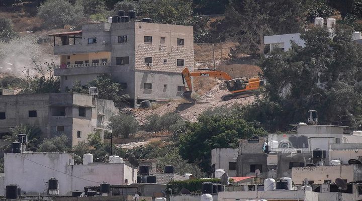 جرافات الاحتلال تنفذ عمليات هدم عدة منازل في مخيم جنين