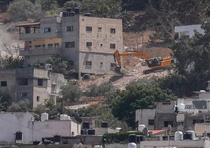 جرافات الاحتلال تنفذ عمليات هدم عدة منازل في مخيم جنين