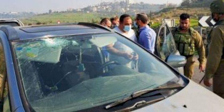 مستوطنون يعطبون إطارات مركبة ويحطمون زجاجها في الخضر ببيت لحم