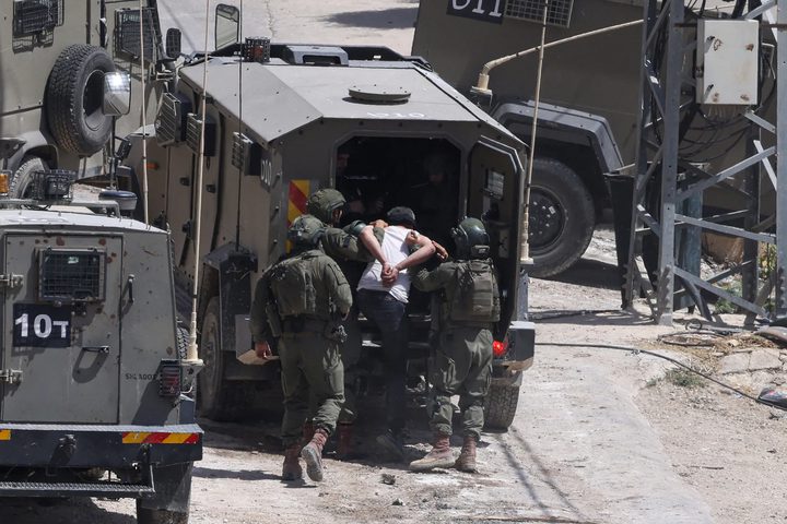 الاحتلال يشنّ حملة اعتقالات غير مسبوقة في الضفة الغربية تطال عشرات المواطنين