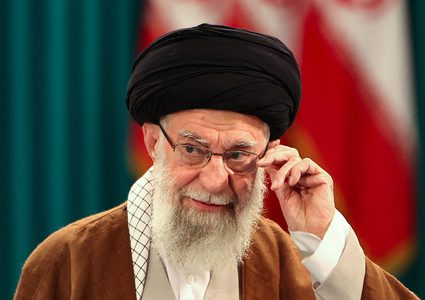 خامنئي يحذّر واشنطن: أي تدخل عسكري ستكون عواقبه وخيمة وشعبنا لن يستسلم