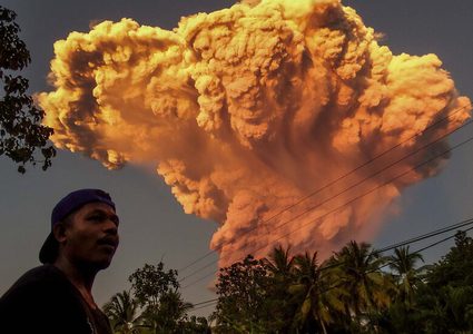 تحذير عاجل في إندونيسيا بعد ثوران بركان مفاجئ