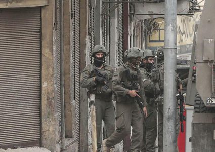 الاحتلال يقتحم مخيم بلاطة شرق نابلس ويجبر عائلات على إخلاء منازلها