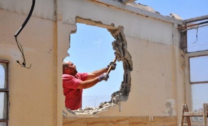 القدس: الاحتلال يجبر مواطنا ونجله على هدم منزليهما ذاتيا