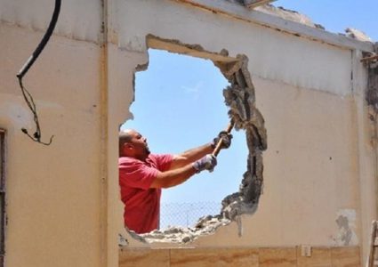 القدس: الاحتلال يجبر مواطنا ونجله على هدم منزليهما ذاتيا