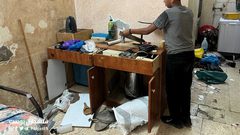 آثار الخراب الذي خلفه جيش الاحتلال خلال اقتحام منزل في مخيم بلاطة شرق نابلس.