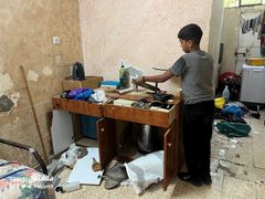 آثار الخراب الذي خلفه جيش الاحتلال خلال اقتحام منزل في مخيم بلاطة شرق نابلس.