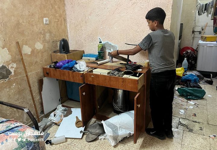 آثار الخراب الذي خلفه جيش الاحتلال خلال اقتحام منزل في مخيم بلاطة شرق نابلس.
