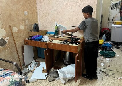 آثار الخراب الذي خلفه جيش الاحتلال خلال اقتحام منزل في مخيم بلاطة شرق نابلس.