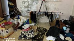 آثار الخراب الذي خلفه جيش الاحتلال خلال اقتحام منزل في مخيم بلاطة شرق نابلس.