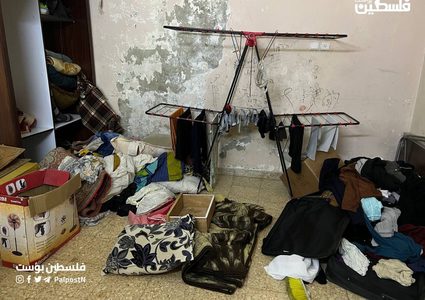 آثار الخراب الذي خلفه جيش الاحتلال خلال اقتحام منزل في مخيم بلاطة شرق نابلس.