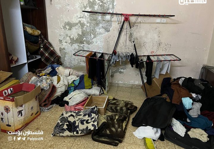 آثار الخراب الذي خلفه جيش الاحتلال خلال اقتحام منزل في مخيم بلاطة شرق نابلس.