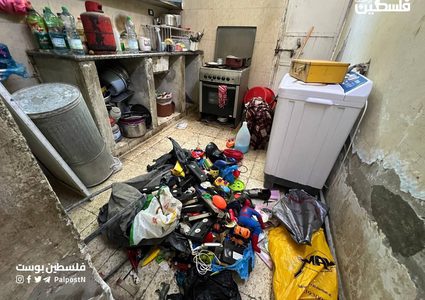 آثار الخراب الذي خلفه جيش الاحتلال خلال اقتحام منزل في مخيم بلاطة شرق نابلس.