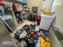 آثار الخراب الذي خلفه جيش الاحتلال خلال اقتحام منزل في مخيم بلاطة شرق نابلس.