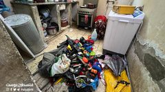 آثار الخراب الذي خلفه جيش الاحتلال خلال اقتحام منزل في مخيم بلاطة شرق نابلس.