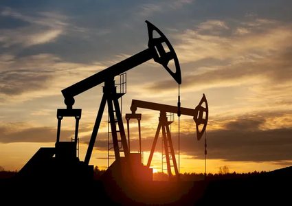 النفط يتجه لمكاسب أسبوعية بـ 3.9%