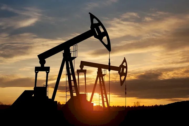 النفط يتجه لمكاسب أسبوعية بـ 3.9%