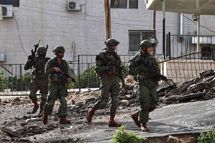 الاحتلال يوسّع عدوانه على طولكرم: اقتحام بلدات وإغلاق مداخلها بالسواتر الترابية