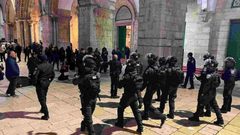 الاحتلال يقتحم المسجد الأقصى ويعتقل أربعة من حراسه وسط تصعيد خطير