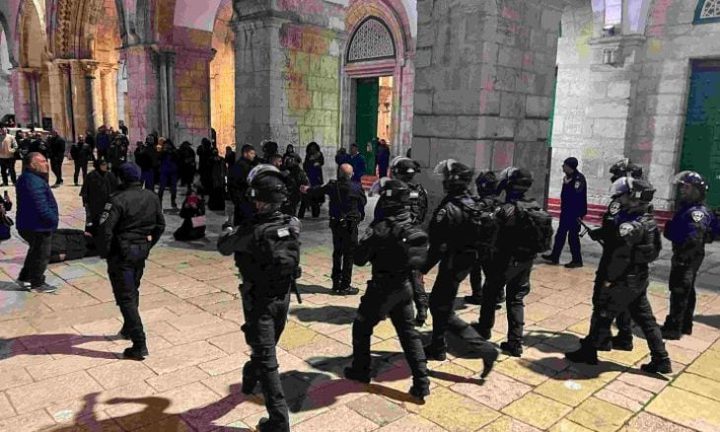 الاحتلال يقتحم المسجد الأقصى ويعتقل أربعة من حراسه وسط تصعيد خطير