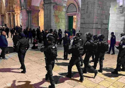 الاحتلال يقتحم المسجد الأقصى ويعتقل أربعة من حراسه وسط تصعيد خطير