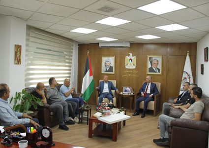 سلطة الأراضي تسلّم دائرة شؤون اللاجئين تخصيصاً لإنشاء حديقة عامة في مخيم عسكر