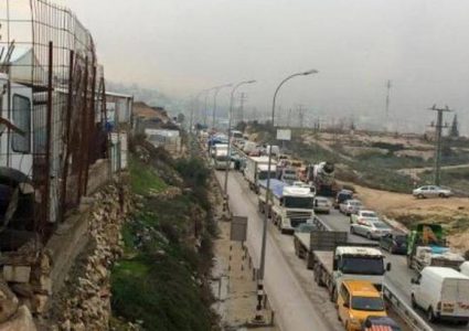الاحتلال يغلق حاجز جبع العسكري شمال القدس