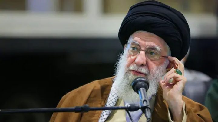 مسؤول إسرائيلي: إذا أوقف خامنئي إطلاق الصواريخ وأراد إنهاء الحرب فسنوافق