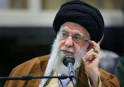 مسؤول إسرائيلي: إذا أوقف خامنئي إطلاق الصواريخ وأراد إنهاء الحرب فسنوافق