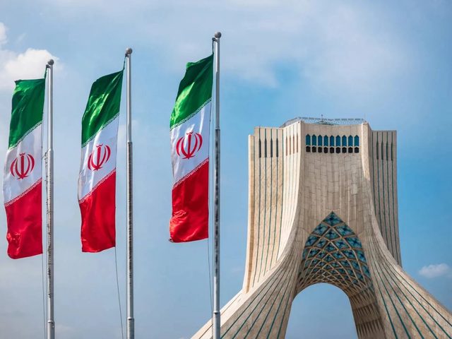 إيران تلوّح بالانسحاب من معاهدة منع الانتشار النووي وإغلاق مضيق هرمز