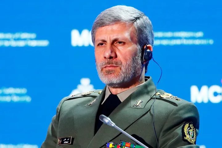 قائد الجيش الإيراني يتوعد أمريكا بـ"رد قوي" بعد ضرباتها على بلاده