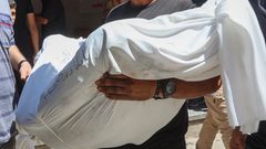 الاحتلال يقصف خيام النازحين بخان يونس ويستهدف منتظري المساعدات