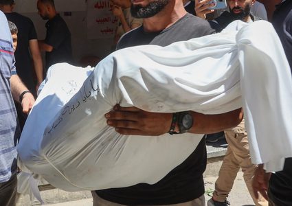 الاحتلال يقصف خيام النازحين بخان يونس ويستهدف منتظري المساعدات