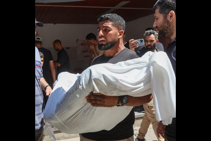 الاحتلال يقصف خيام النازحين بخان يونس ويستهدف منتظري المساعدات