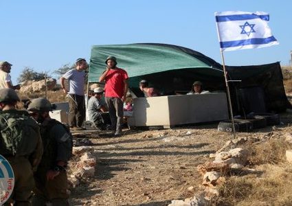 مستوطنون يحرثون أراضي ويسيجونها في قريوت جنوب نابلس