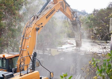 الاحتلال يهدم منزلًا ومحالًا تجارية في قرية الزاوية جنوب جنين