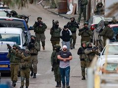 الاحتلال يشن حملة اعتقالات ومداهمات واسعة في الخليل ونابلس ورام الله