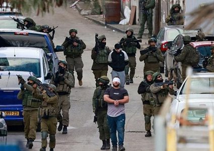 الاحتلال يشن حملة اعتقالات ومداهمات واسعة في الخليل ونابلس ورام الله