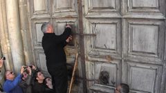 إعادة فتح أبواب كنيسة القيامة في القدس