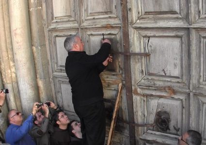 إعادة فتح أبواب كنيسة القيامة في القدس