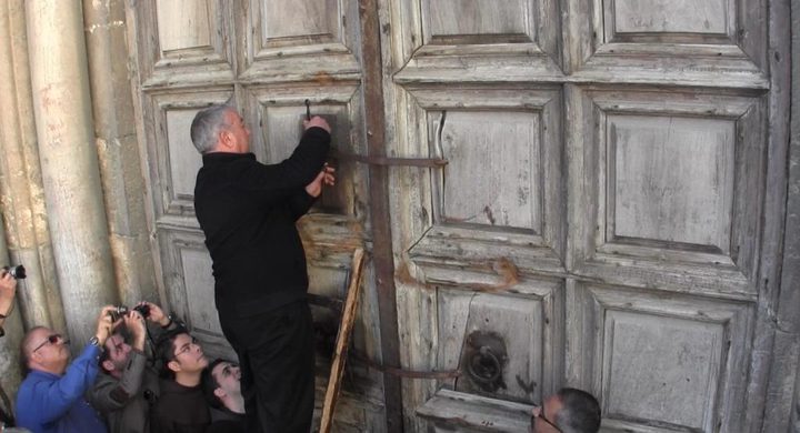 إعادة فتح أبواب كنيسة القيامة في القدس