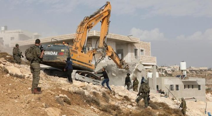 الاحتلال يهدم منزلا في حزما شمال شرق القدس