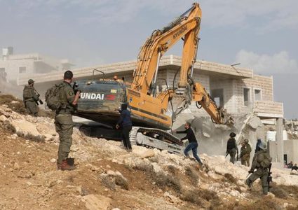 الاحتلال يهدم منزلا في حزما شمال شرق القدس