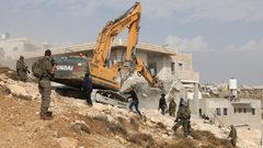 الاحتلال يهدم منزلا في حزما شمال شرق القدس