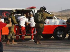 طواقم الهلال الأحمر تتسلم مصابا برصاص الاحتلال عند حاجز برطعة شمال جنين